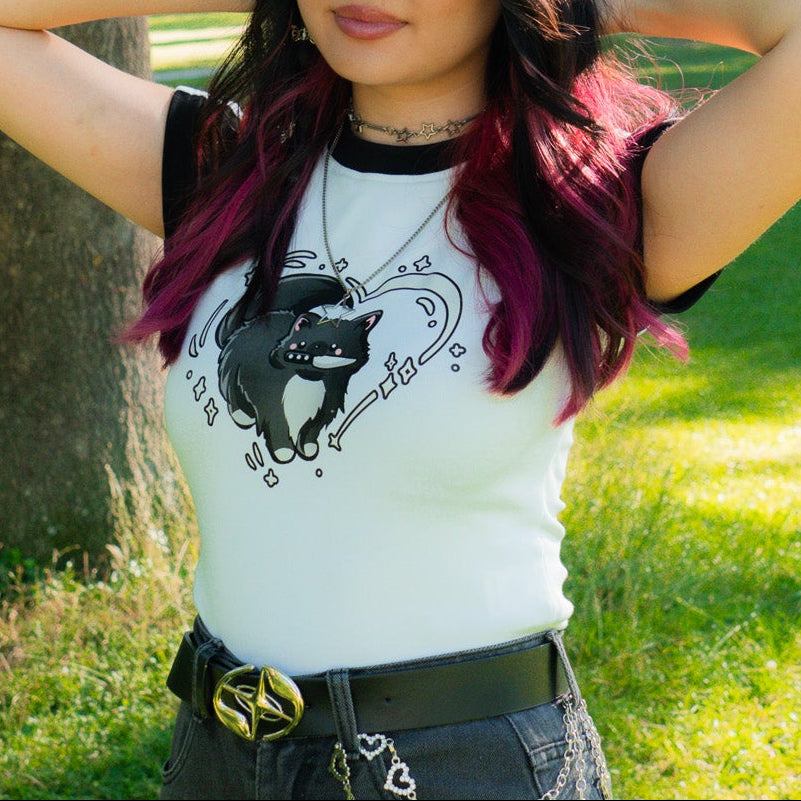 Kawaii Katze mit Messer & Herz Slim Fit Crop Top