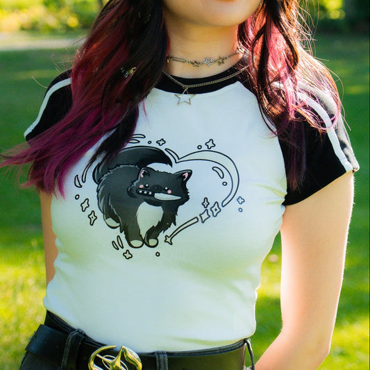 Kawaii Katze mit Messer & Herz Slim Fit Crop Top