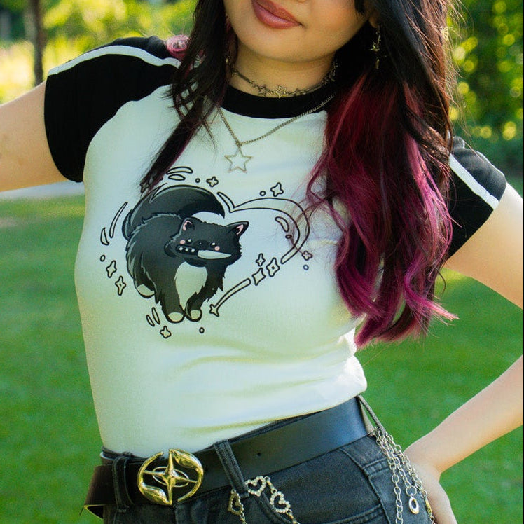 Kawaii Katze mit Messer & Herz Slim Fit Crop Top