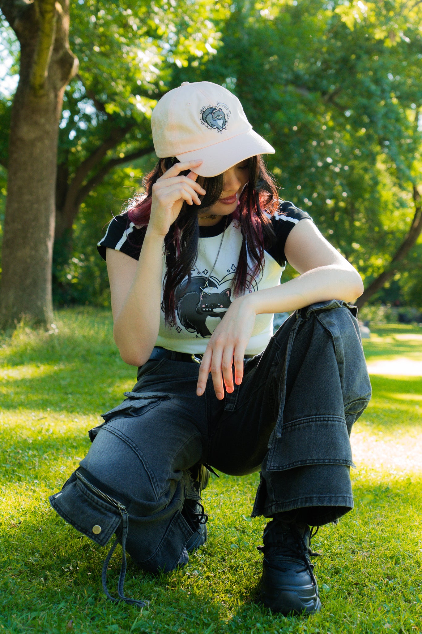 Kawaii Katze mit Messer & Herz Slim Fit Crop Top