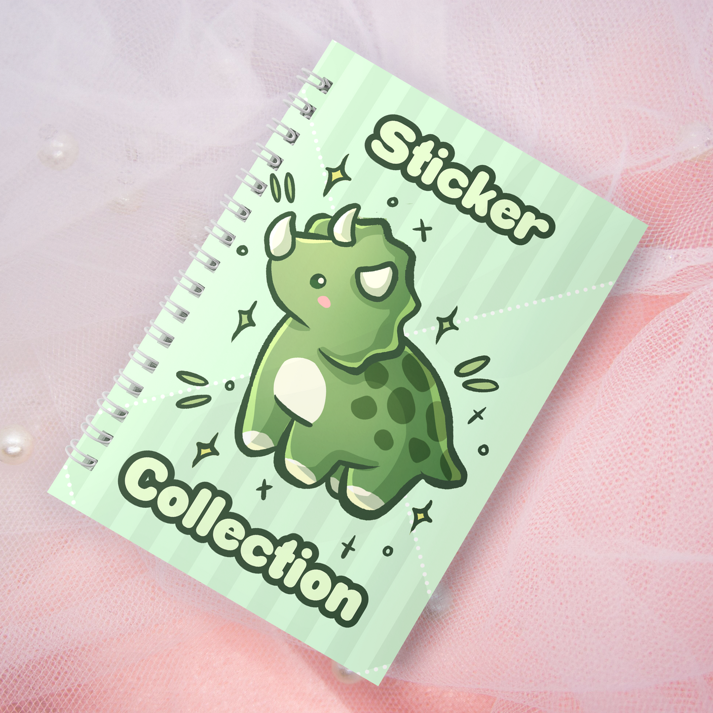 Wiederverwendbares Stickerbuch inkl. 2 zufällige Sticker | A5 | 32 Seiten | Reuseable Stickerbook | Kawaii Dino Triceratops
