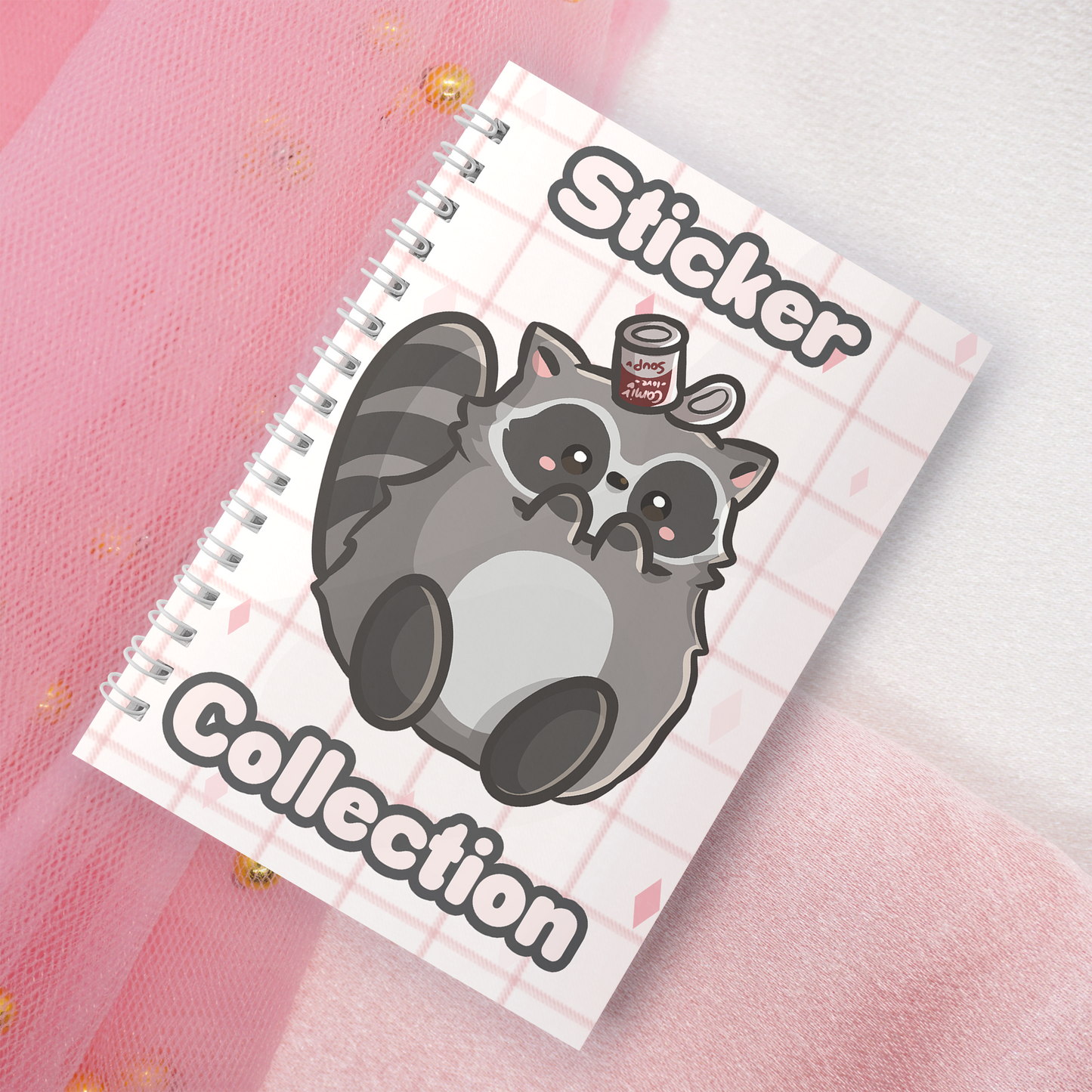 Wiederverwendbares Stickerbuch inkl. 2 zufällige Sticker | A5 | 32 Seiten | Reuseable Stickerbook | Kawaii Racoon Waschbär mit Dose